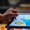 Designer graphique préparant des fichiers